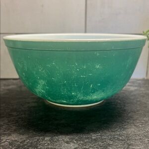 403 2.5 qt Vintage Pyrex Green Mixing Bowl. No chips or cracks